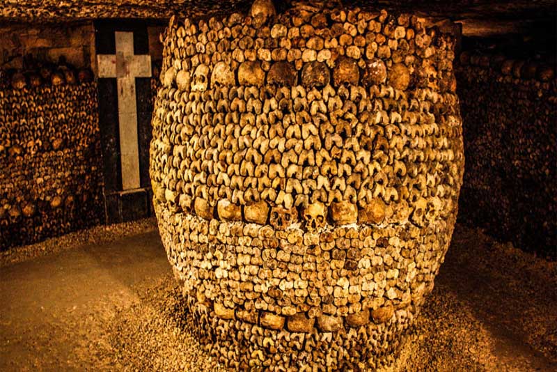 catacombs-of-paris-famous-tombs