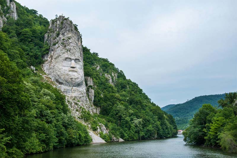 statue-of-king-decebalus-beautiful-places-in-romania