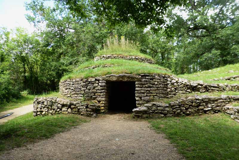 tumulus-of-bougon-oldest-building