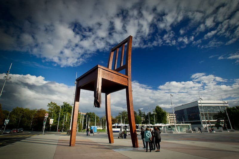 The-Broken-Chair-Statue-Is-in-Switzerland
